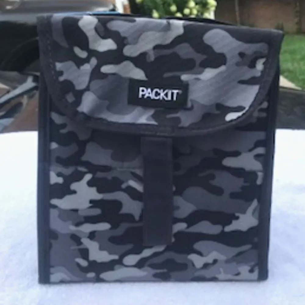 {2} Freezable Lunch Bags w/ Gel-Lined Walls & Zip Closure . Freezes Overnight